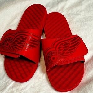 ISlide  Detroit Red Wings slide sandals,‎ size 13